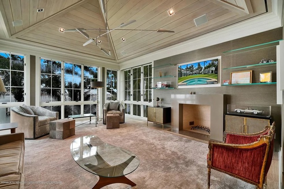 A área social tem poltronas confortáveis e janelas com vista para a área externa — Foto: Realtor.com/Reprodução