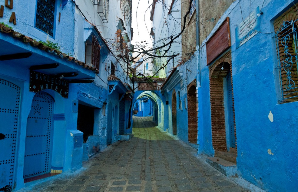 Vielas da medina de Chefchaouen, onde fachadas, portas, muros e arcos pintados em diferentes tons de azul transformaram a cidade marroquina em um dos cenários urbanos mais icônicos e fotografados do mundo — Foto: Flickr/Mark Fischer/Creative Commons