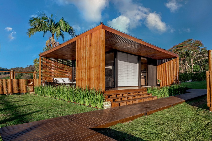 Casa de 100 m² em Santa Cruz do Sul, no Rio Grande do Sul, com módulos em estrutura de aço e madeira por Felipe Savassi Modular Studio