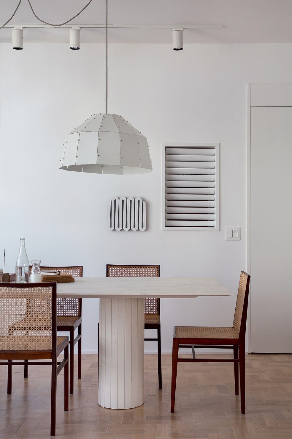 Mesa de jantar feita de pedra natural, o mármore branco Paraná, desenhada pelo escritório PKB Arquitetura, que assina também o projeto de interiores — Foto: Denilson Machado / MCA Estúdio/ Divulgação 