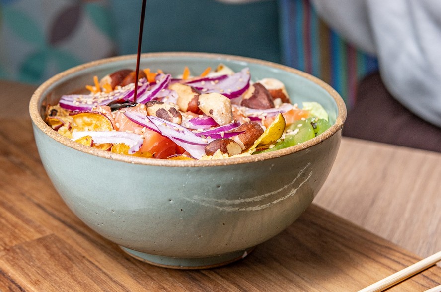 Receita de poke com salmão grelhado, chips de batata-doce e castanhas