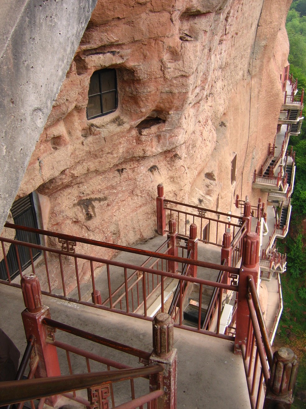 O acesso à grutas de Maijisthan é feito por passarelas e escadarias estreitas — Foto: Flickr/wl/Creative Commons