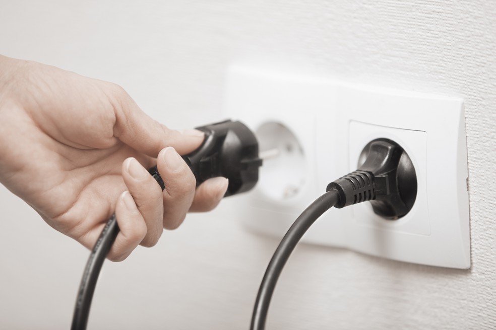 Pequenas mudanças de hábito, como desligar aparelhos da tomada quando não estão em uso e evitar a utilização simultânea de eletrodomésticos nos horários de pico, também faz diferença — Foto: Thinkstock