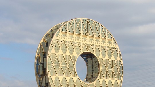 Prédio chinês em formato de moeda é o edifício circular mais alto do mundo