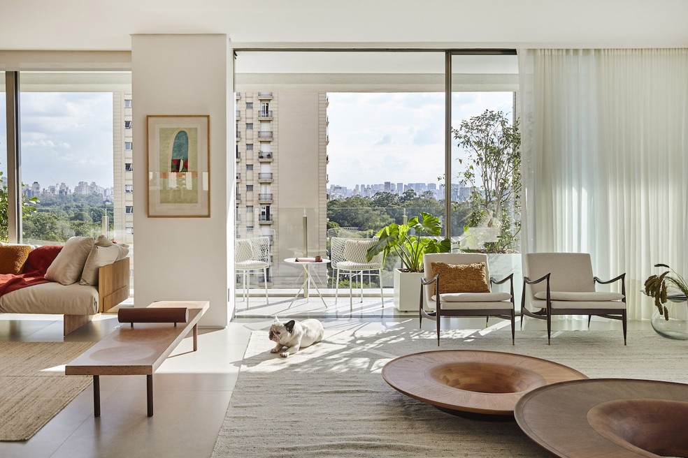 Apartamento de 340 m² ganha clima leve e frescor carioca após reforma