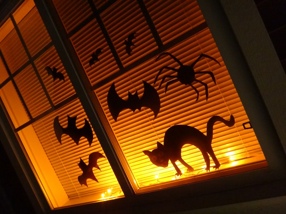 Um DIY fácil e rápido de fazer é decorar a janela com animais relacionados ao tema do Halloween — Foto: Geoffery Kehrig/Flickr/Creative Commons