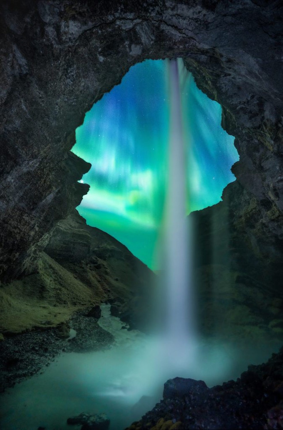 Josselin Cornou, “Forte tempestade solar através de uma caverna islandesa”, Islândia — Foto: Nature TTL / Divulgação