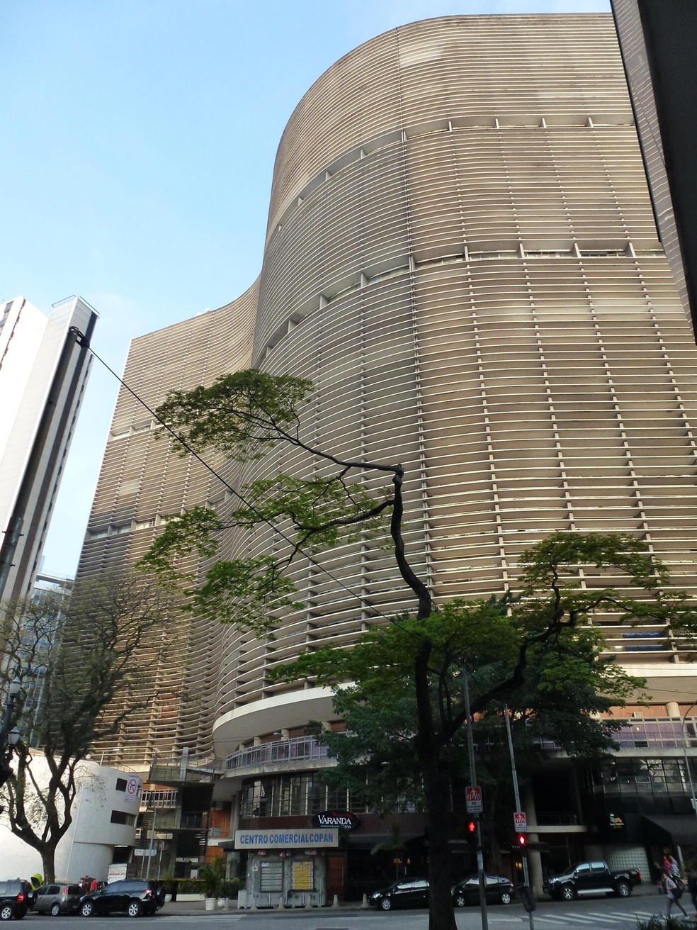 O Edifício Copan é popularmente chamado de "cidade vertical" porque concentra uma vasta diversidade de usos, como habitação, comércio e serviços, funcionando como uma cidade autônoma dentro de uma única estrutura — Foto: Pablo Trincado/Wikimedia Commons