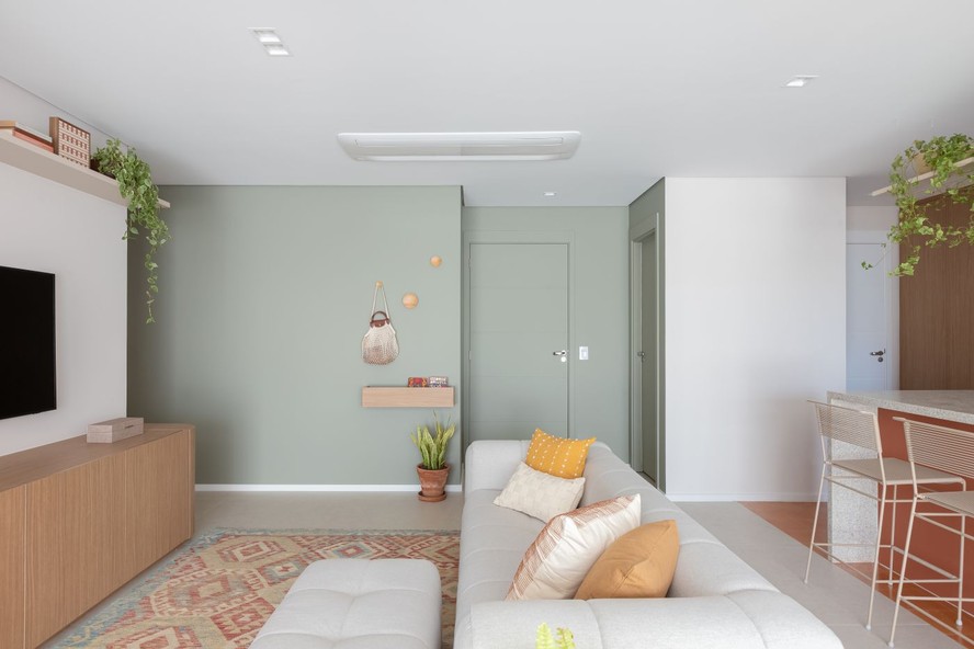 Cozinha generosa, pontos de cor e marcenaria integram apartamento de 113 m²