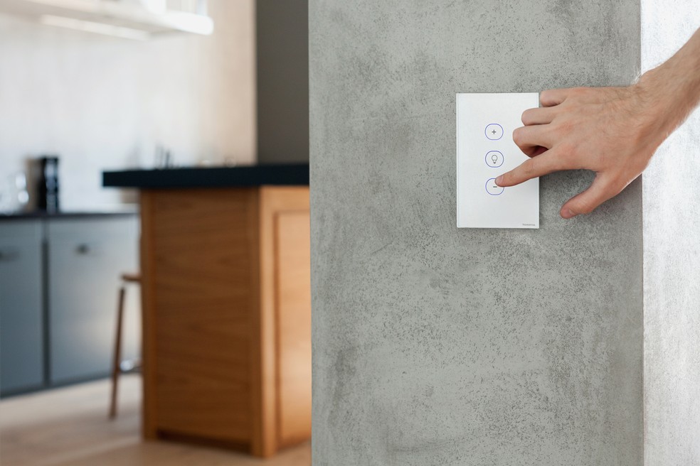 Para a instalação de um interruptor inteligente, não é necessário obra ou ajuste de parede, evitando o quebra-quebra — Foto: Divulgação