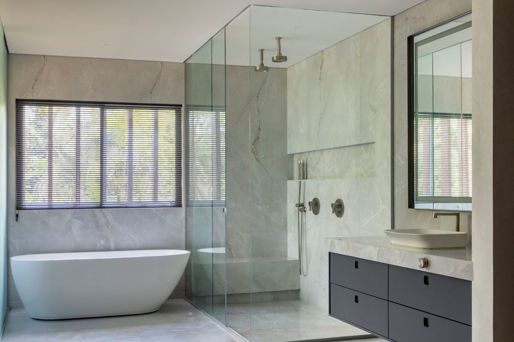 Como usar porcelanato marmorizado e criar um visual sofisticado no banheiro