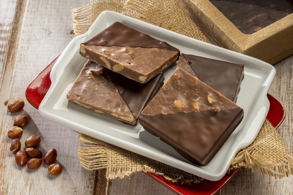 Receita de cocada de chocolate com amendoim — Foto: Harald / Divulgação