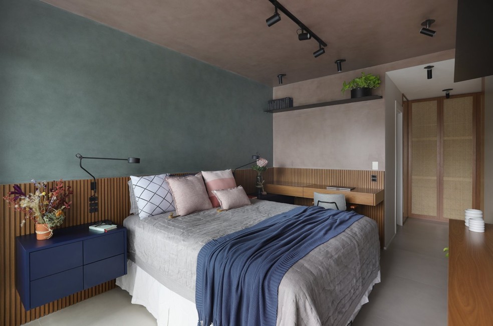 Neste projeto de quarto do Studio 92 Arquitetura, cimento queimado verde e rosa preenchem paredes e forro — Foto: Mariana Orsi / Divulgação