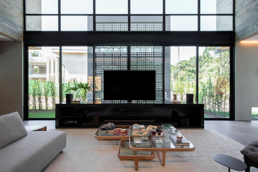 Como fazer a TV ficar bonita na sala de estar: dicas + 40 inspirações
