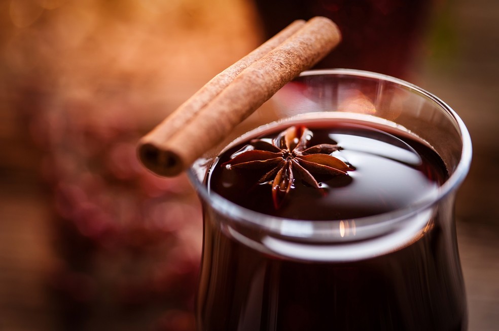 Receita de vinho quente pode ser decorada com uma fatia de laranja e paus de canela na borda do copo — Foto: Dom Bosco / Divulgação
