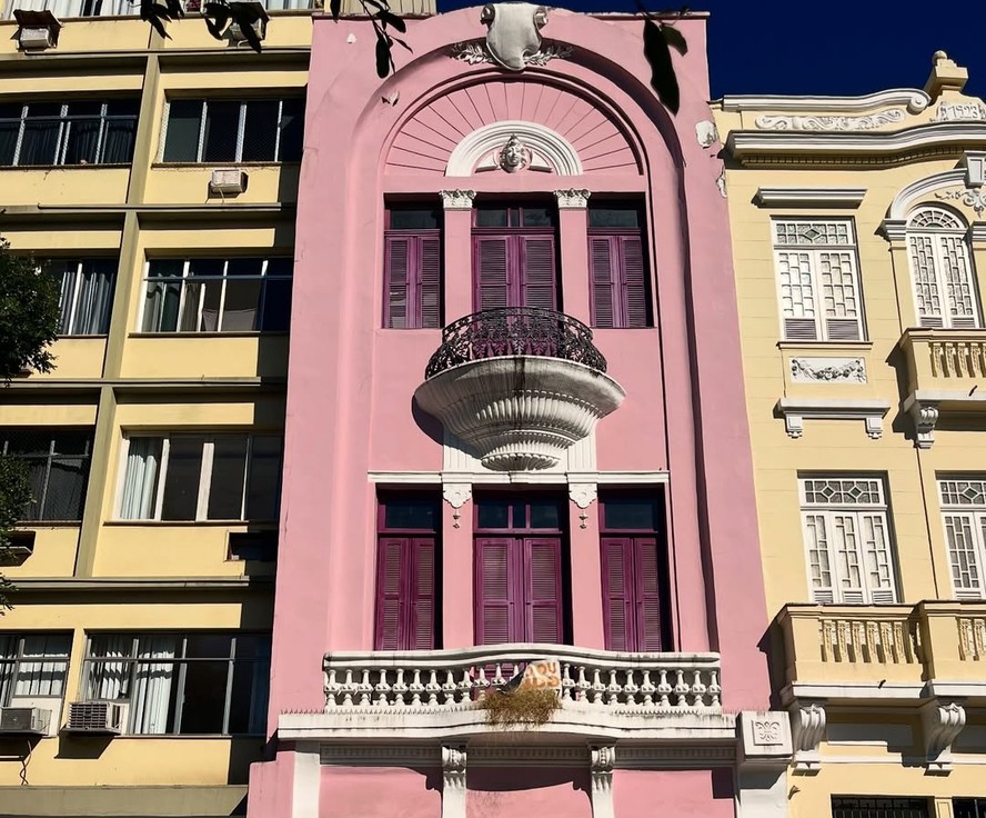 Imóvel rosa de quase 100 anos está à venda por mais de R$ 2 milhões no ...