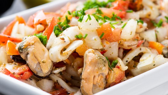 Ensalada marinera: receita leva lula, camarão e mexilhão
