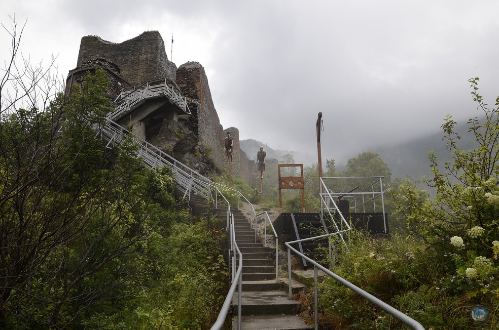 O acesso ao castelo é feito apenas por 1,5 mil degraus, razão pela qual nunca foi tomado pelos inimigos de Vlad — Foto: Levente Nuber / Wikimedia Commons