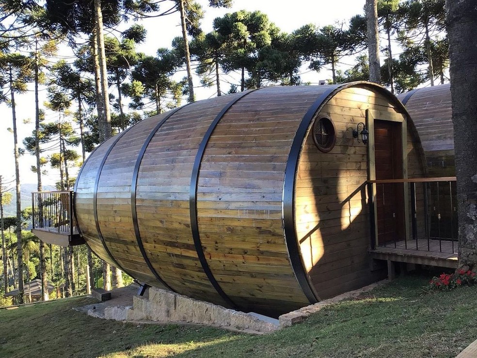 Os chalés do Villa Barril foram construídos de madeira com formato de barril — Foto: Instagram / @pousadavillabarril / Reprodução