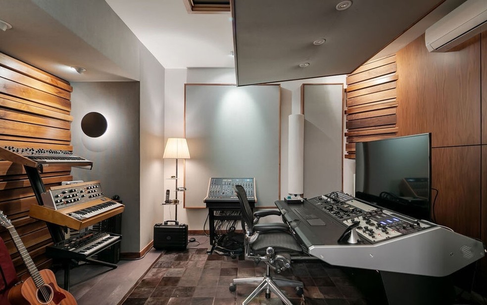 O estúdio de musica tem diversos instrumentos — Foto: Douglas Elliman / Reprodução