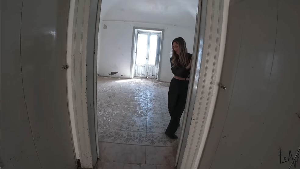 A sala do imóvel com iluminação natural e o piso antes de ser limpo e restaurado — Foto: YouTube / @leaw / Reprodução