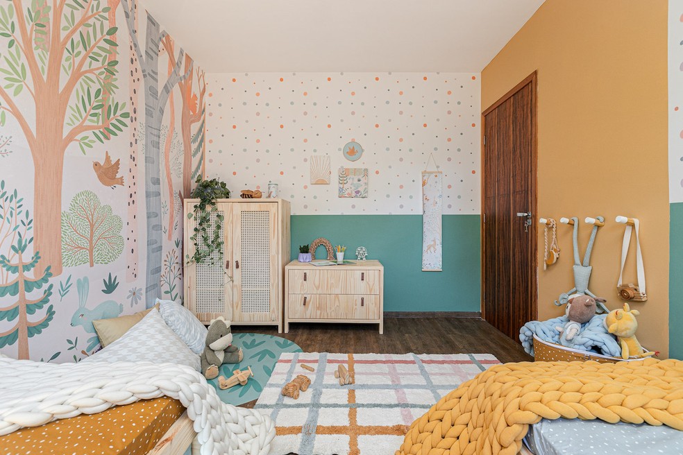 Os mix de cores e papéis marca o quarto do pequeno Antônio. Papéis de parede, playmats e tapete são da Sheepy — Foto: Gisele Rampazzo / Divulgação