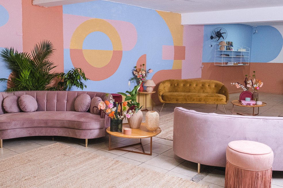 Os tons de azul e de rosa das paredes e móveis foram escolhidos em referência à bandeira trans — Foto: Mariana Smania / Divulgação
