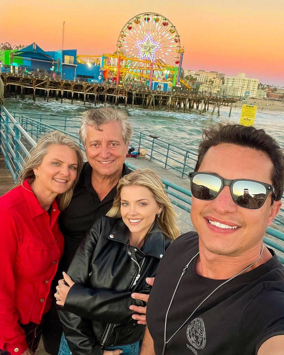 Carol Bresolin e sua família finalizando a Rota 66, em Santa Barbara, condado de Los Angeles, na Califórnia — Foto: Reprodução / Instagram