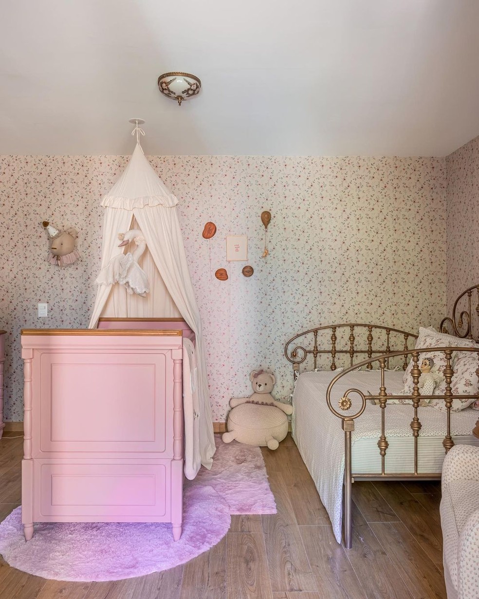O quarto tem a cor rosa como predominante, além de cores como marrom e branco — Foto: Instagram / Reprodução