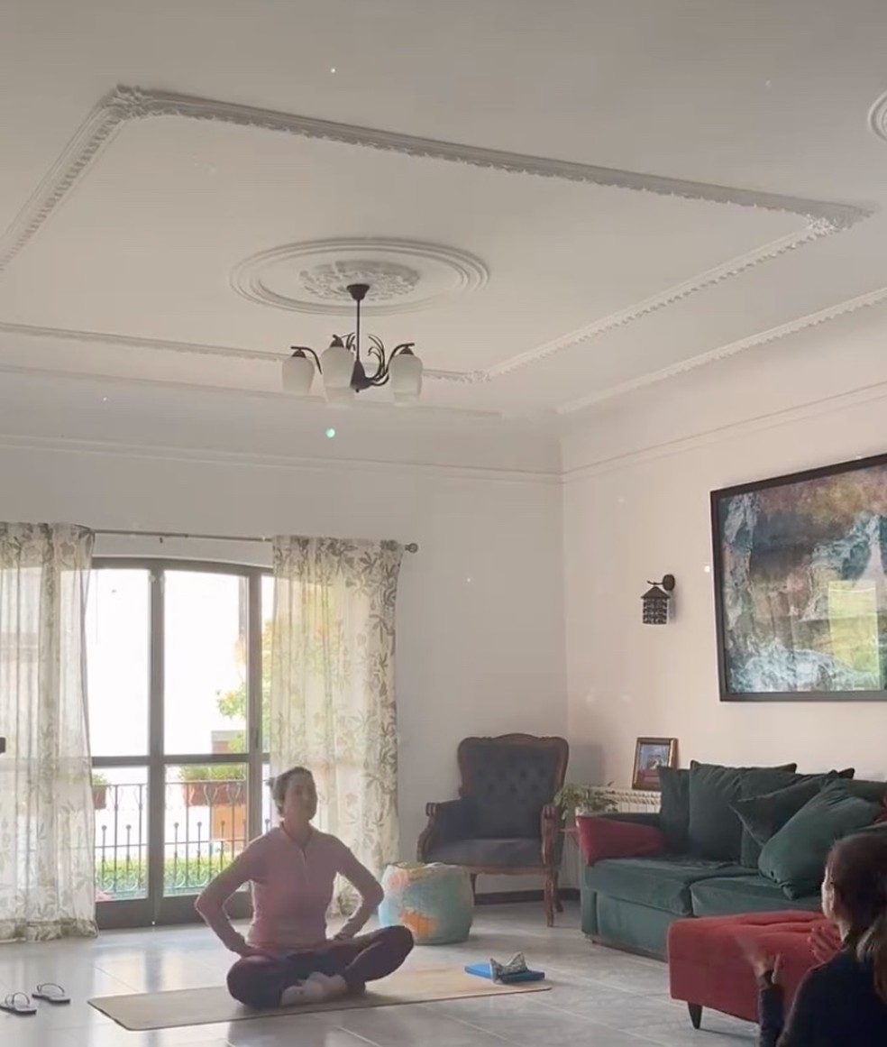 Luana Piovani na sala de estar da sua casa em Portugal — Foto: Instagram / Reprodução