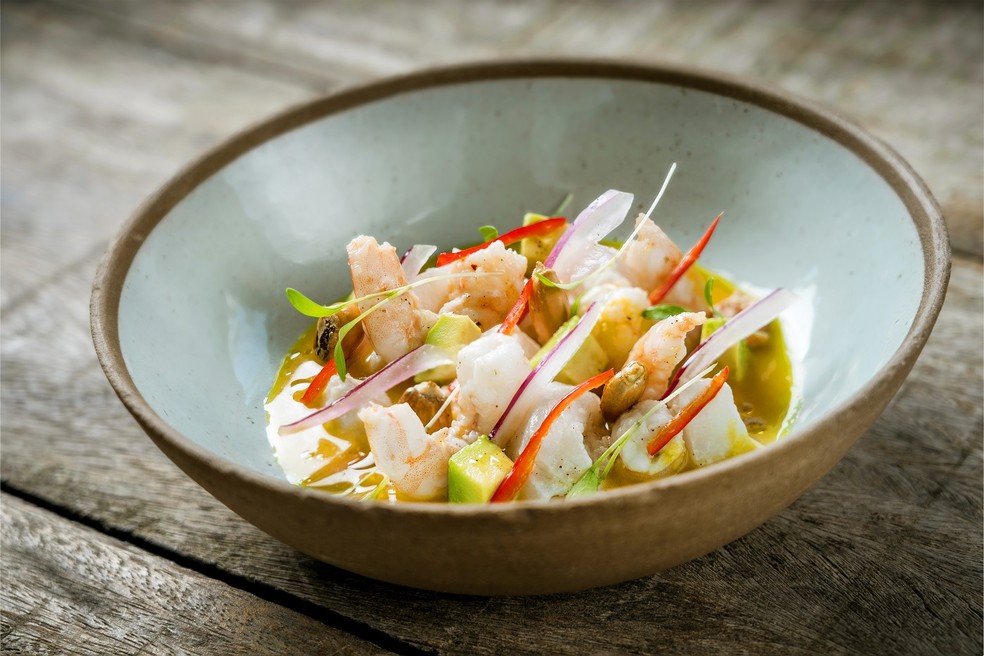  Ceviche de peixe e camarão com leite de tigre também leva abacate e milho cancha — Foto: Filico / Divulgação