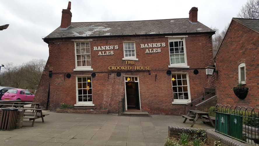 O pub Crooked House foi famoso na Inglaterra por sua aparência peculiar