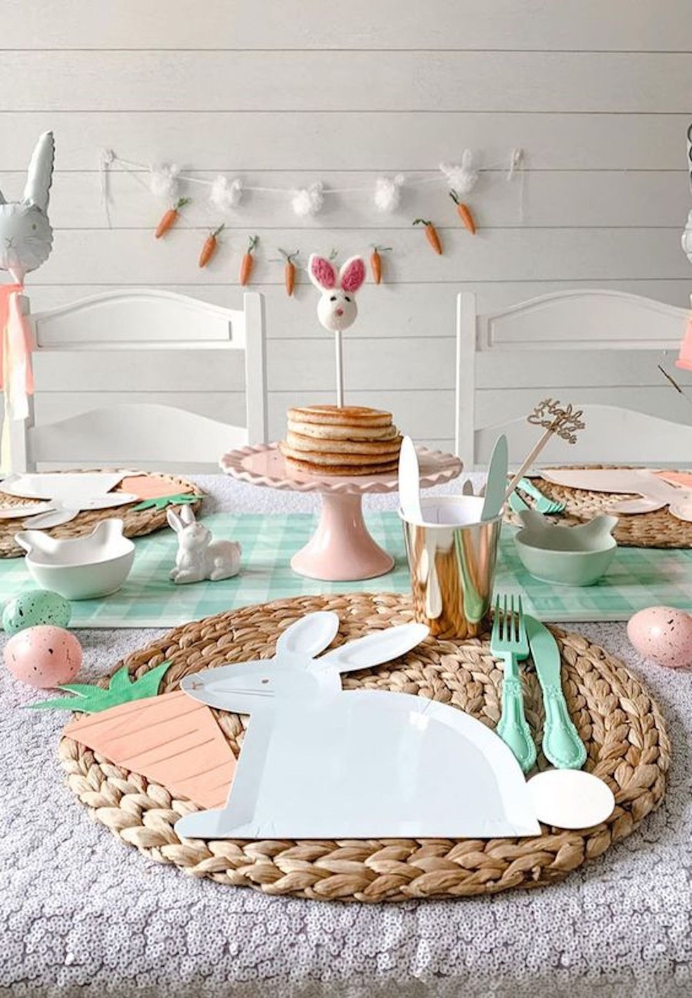 Para uma mesa mais lúdica, use cores alegres e muitos coelhinhos fofos — Foto: Pinterest / The Everymom / Reprodução