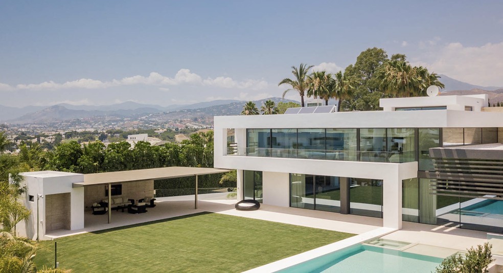 A mans&atilde;o em Marbella possui 2.092 m&sup2;, incluindo sauna, piscina e um amplo espa&ccedil;o subterr&acirc;neo projetado para garantir a privacidade do atacante &mdash; Foto: Serrano Font/Divulga&ccedil;&atilde;o