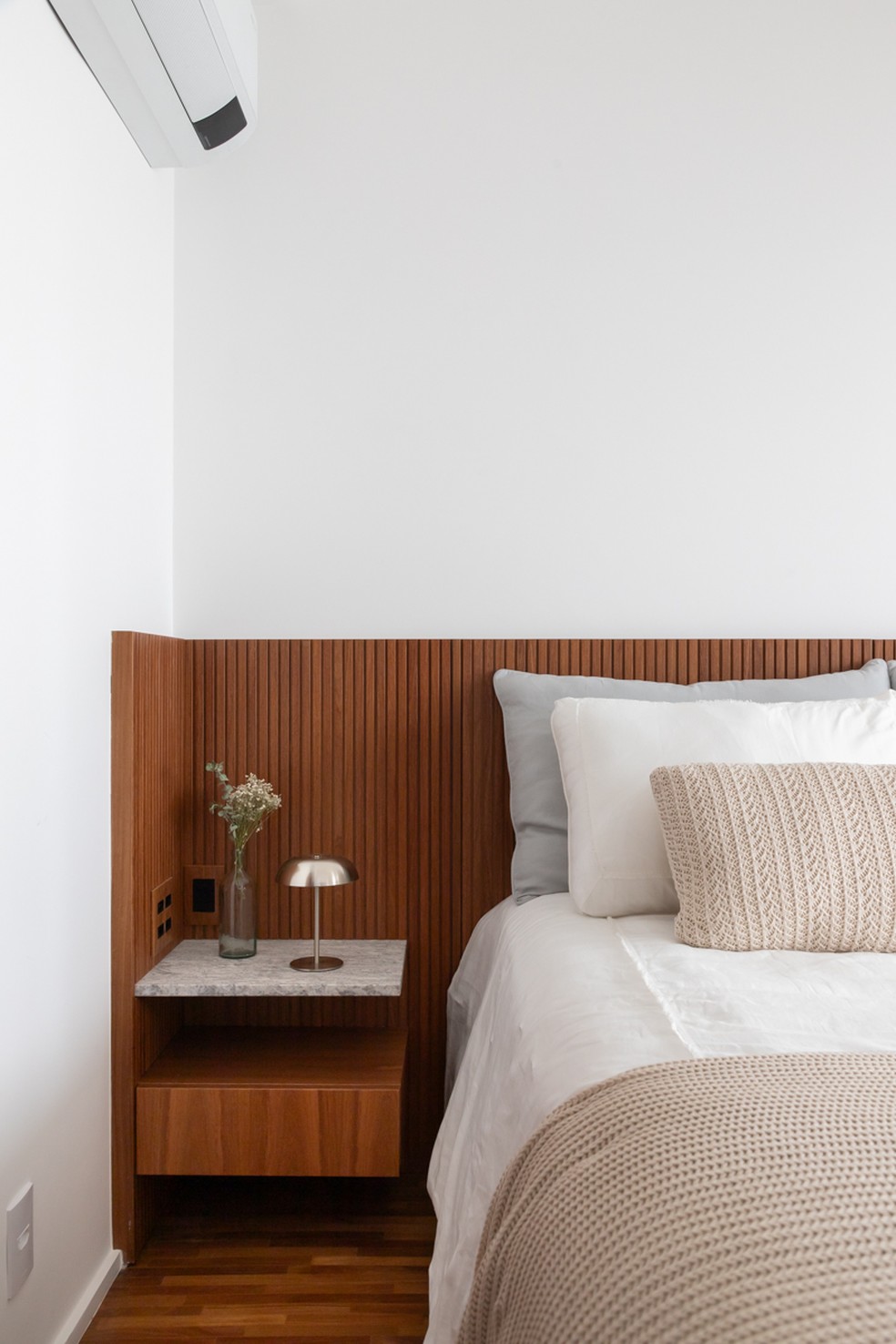 Azul, cinza e madeira marcam decoração de apartamento paulistano