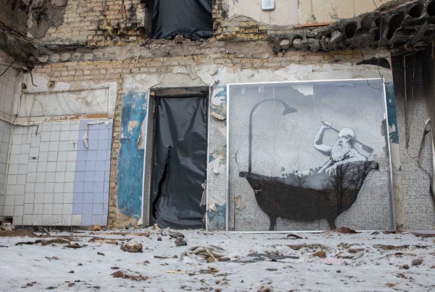 Em Horenka, Banksy traz ilustração nos escombros a figura de um homem tomando banho, agora protegida