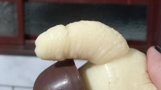 Saco de confeitar explode e formato curioso do chocolate que vazou vira piada na internet
