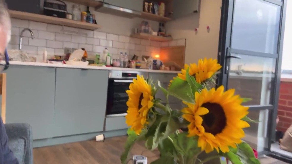 Sinéad O'Connor mostra cozinha, porta da varanda e flores que ganhou de um amigo — Foto: Reprodução / Twitter