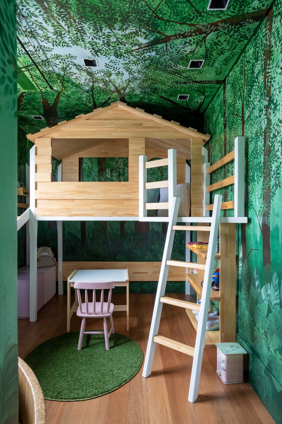 BRINQUEDOTECA | A pintura das paredes foi realizada por Sabrina Najar.Casa na árvore é da Campag Móveis com criação de Fabio — Foto: Denilson Machado / Divulgação