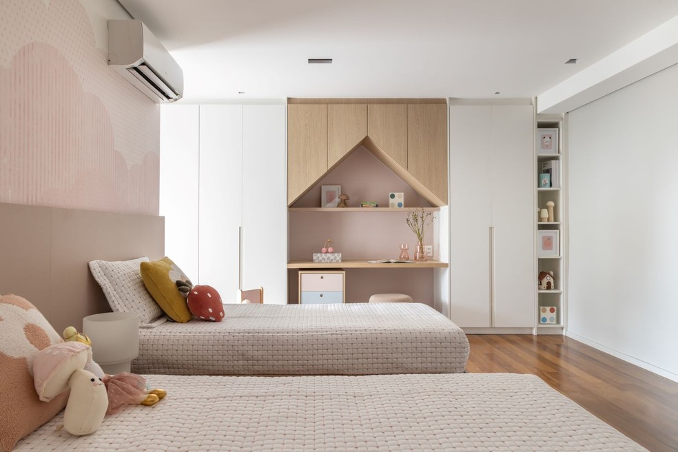 Casal reforma dúplex da família para viver com integração e modernidade