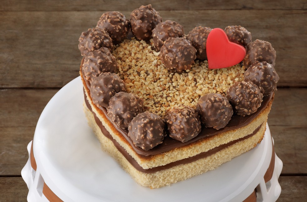 Receita de bolo de pão de ló de avelã tem uma dificuldade média de preparo, com uma duração de pouco mais de uma hora — Foto: Ferrero Rocher / Divulgação