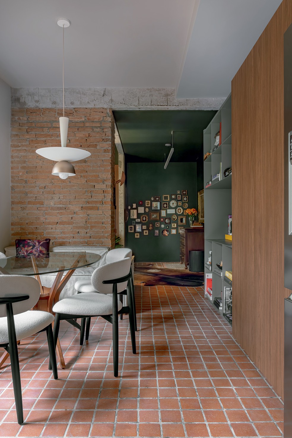 Apartamento mescla estrutura dos anos 1940, cores fortes e peças