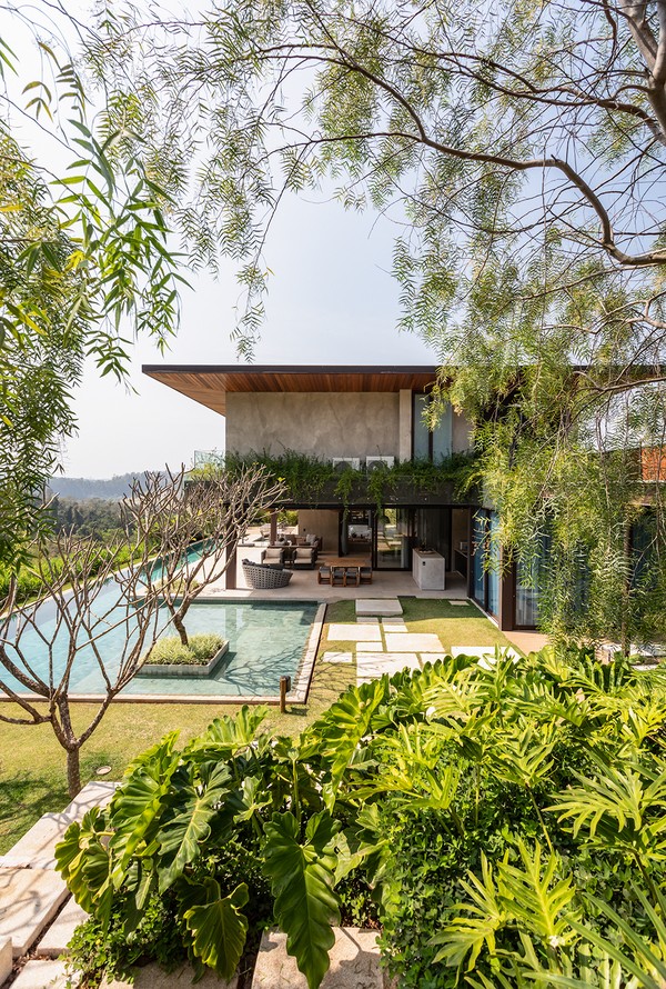 Casa contemporânea é envolvida pela natureza e se integra à paisagem