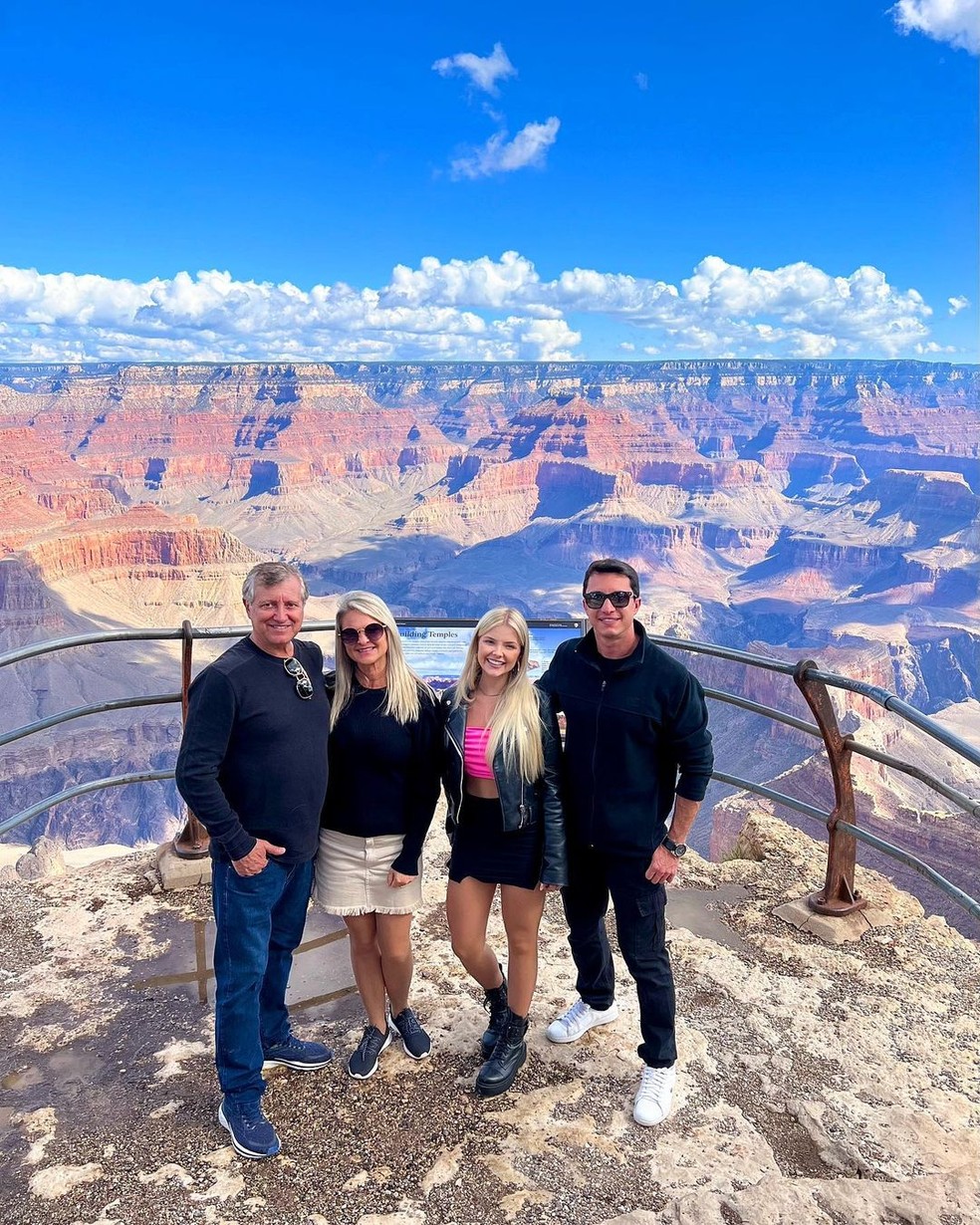 Carol Bresolin e sua família no Grand Canyon — Foto: Reprodução / Instagram