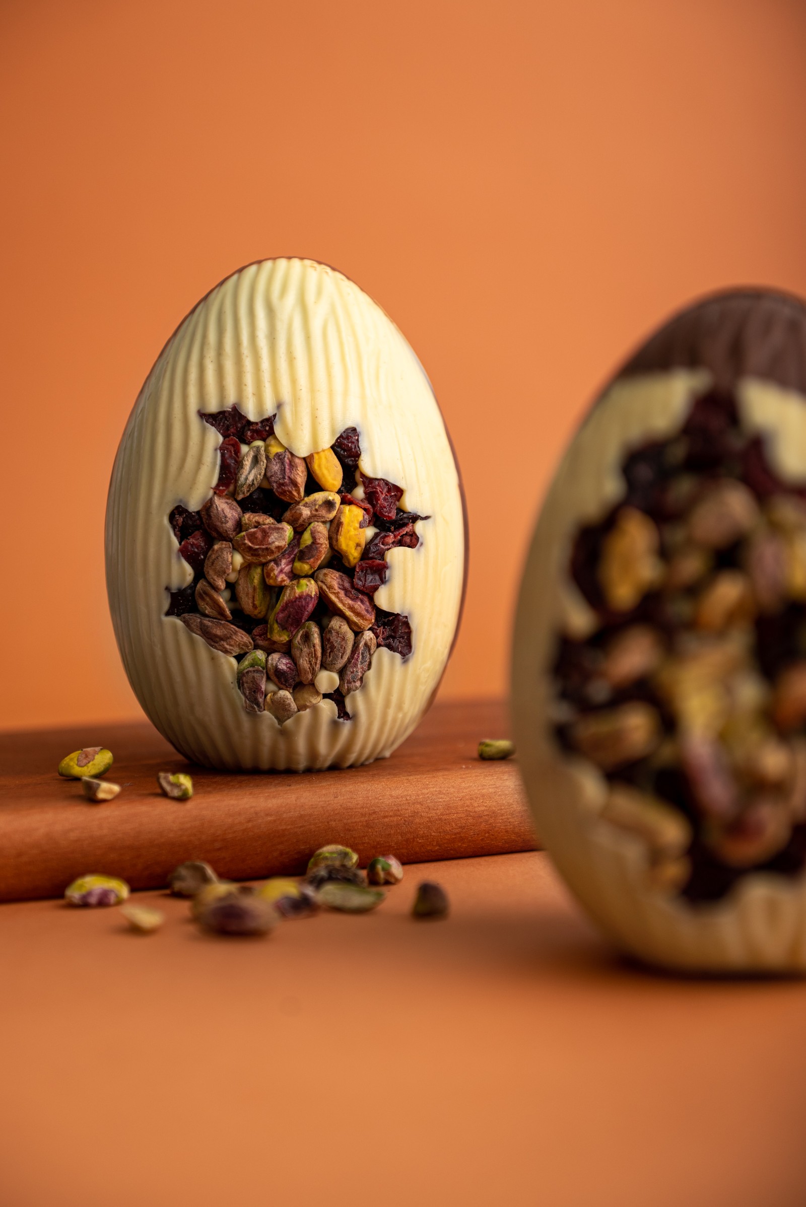 Lugano Chocolates | Ovo de chocolate ao leite 35% e chocolate branco com pistaches e cranberry (200 g). R$ 89,90 — Foto: Divulgação