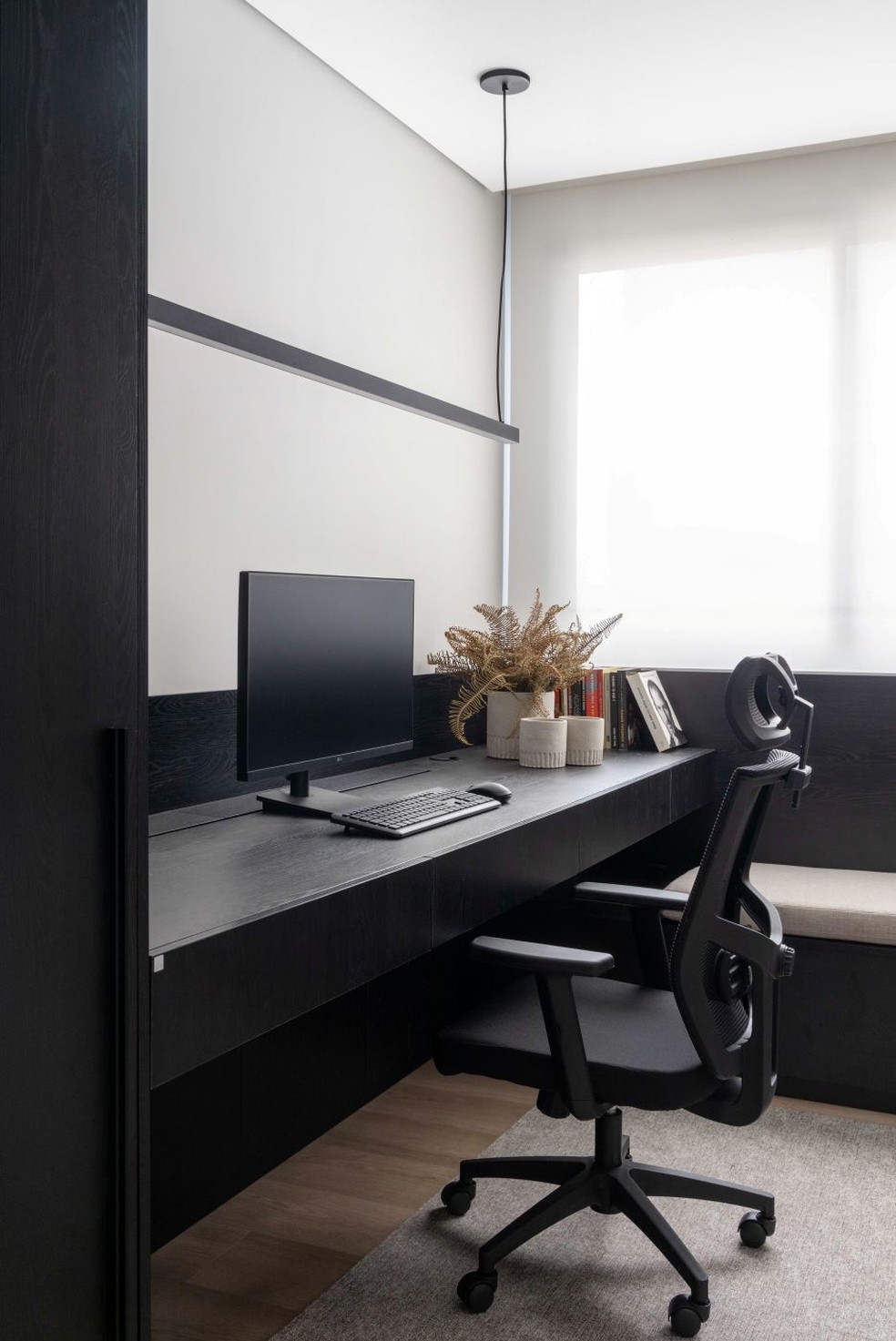 Arquiteta aposta em minimalismo e integração para o seu próprio apartamento