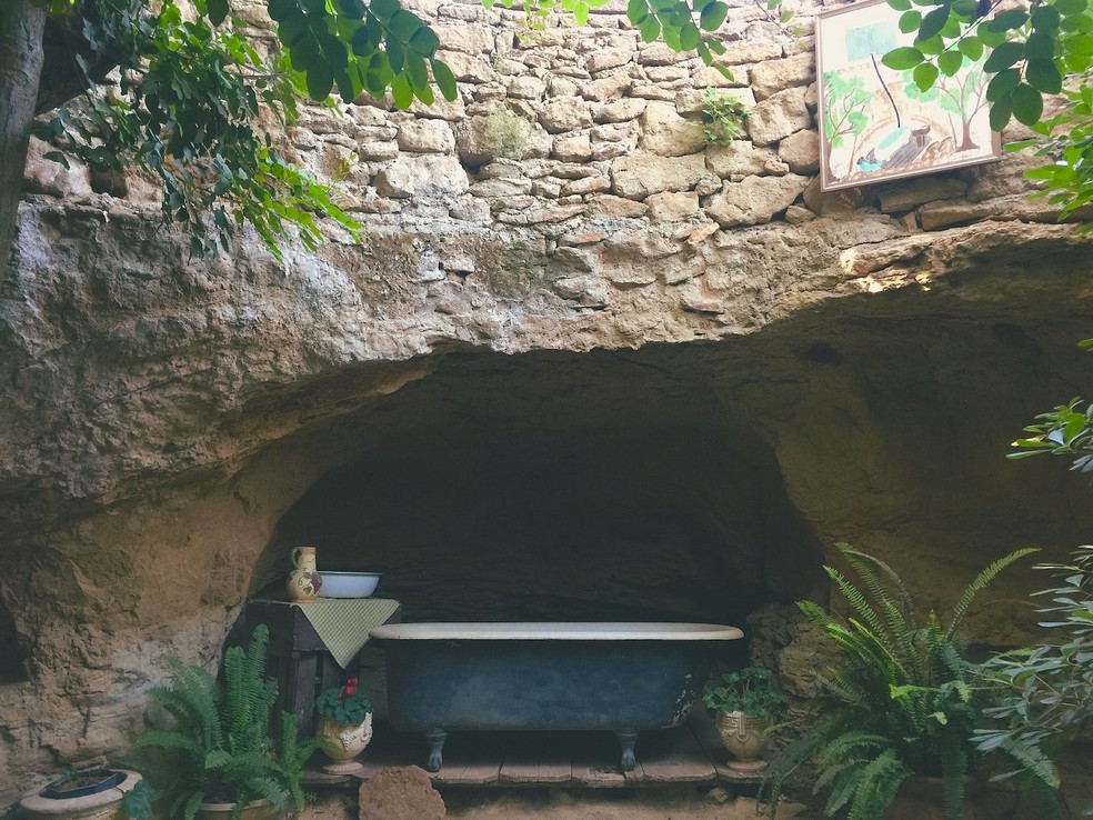 Uma série de aberturas permite a entrada de luz e ar fresco nas cavernas — Foto: Wikimedia / Levi Clancy