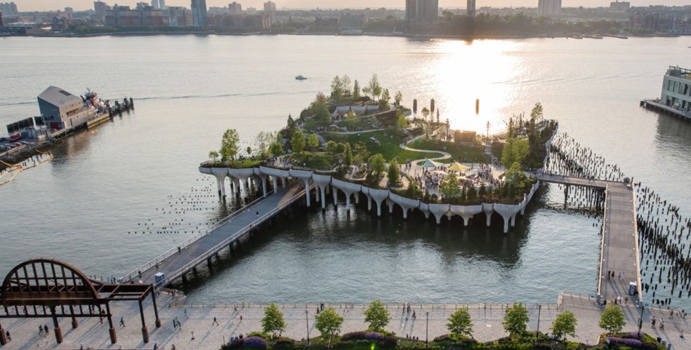 O parque público Little Island cria um novo espaço cultural sobre o rio Hudson, com topografia escultural que favorece a acústica das performances, permite a entrada de luz para o ecossistema marinho e abriga mais de 400 espécies de plantas nativas adaptadas ao clima local — Foto: Heatherwick Studio/Divulgação