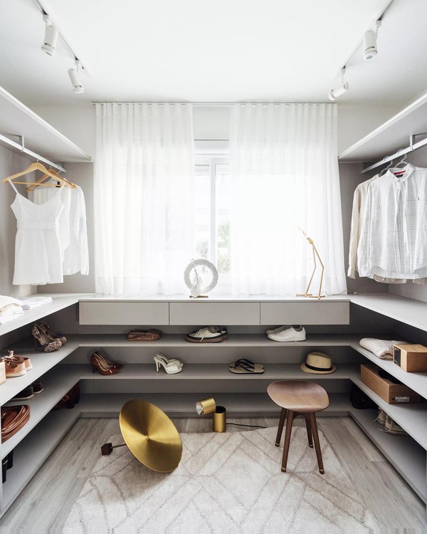 Apartamento de 90 m² vira refúgio urbano com spa e closet para casal