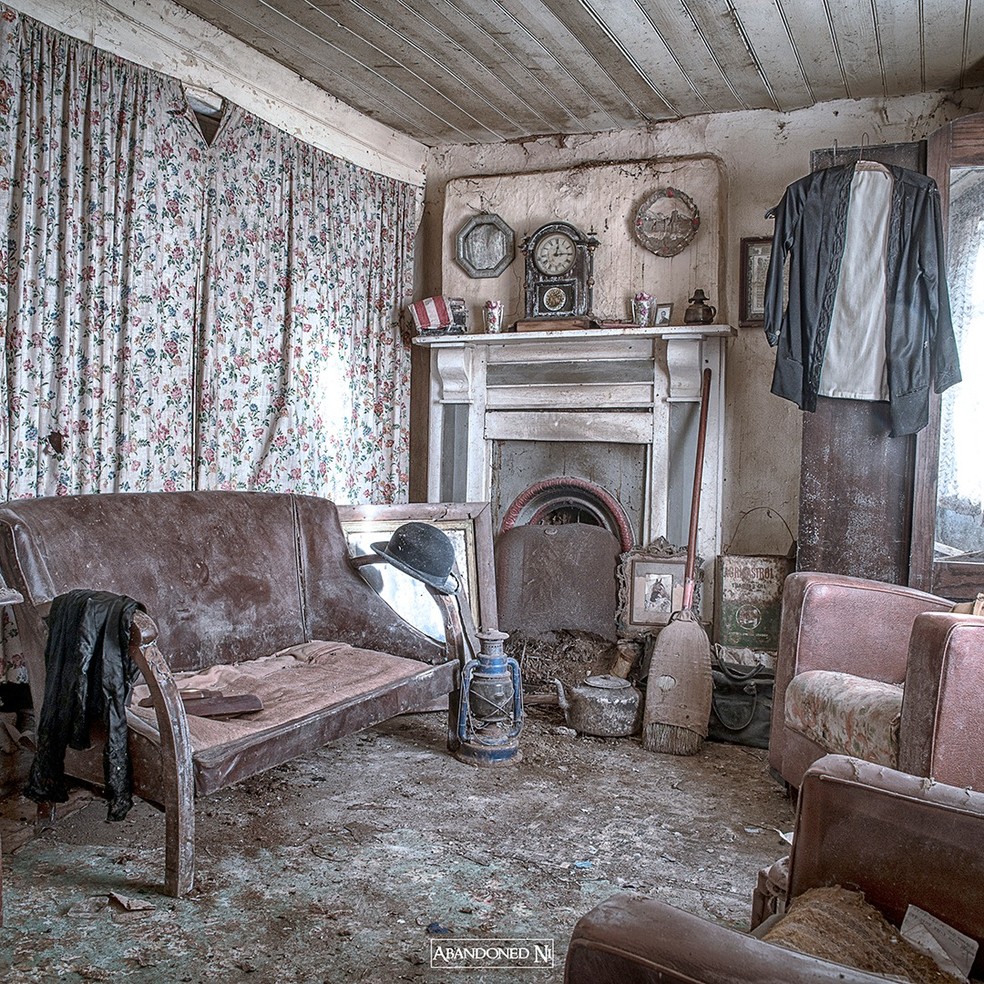 A casa está repleta de relógios antigos e outros objetos muito usados no século 20, como um lampião — Foto: Instagram / @abandoned_ni / Reprodução